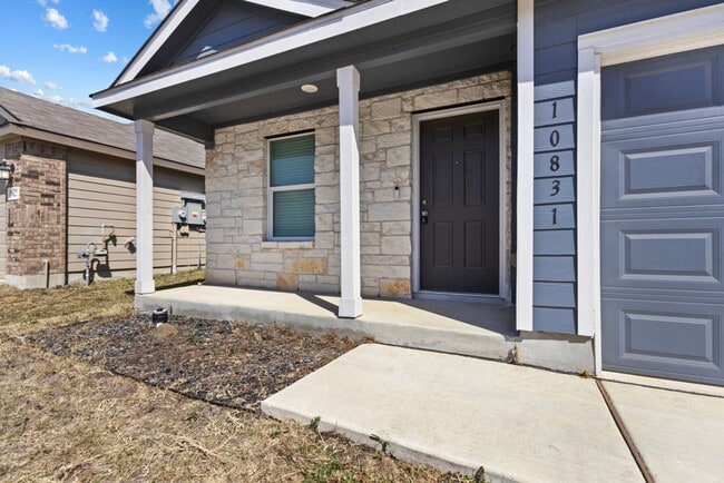 Building Photo - Charming Home Awaits: Spacious & in a Prime Location