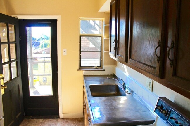 Building Photo - 604 Wilkins St