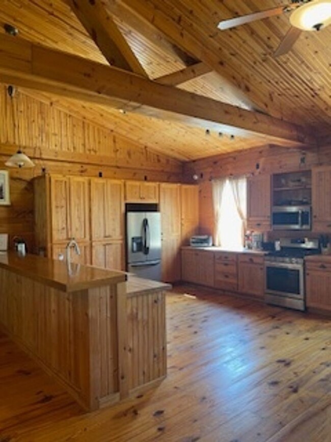 Building Photo - 2 Bedroom Condo on horse farm in Springfie...