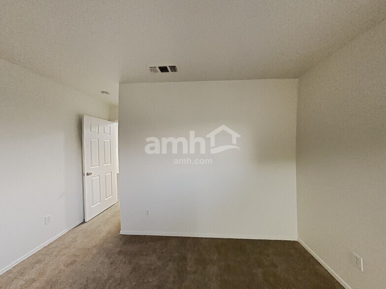 Building Photo - 2862 E Augusta Ave