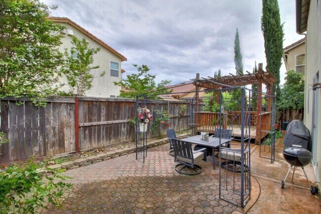 Building Photo - North Natomas 2 Story 3 Bedroom w/ Loft. 2 Car Attached Garage