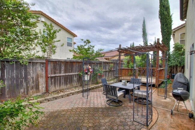 Building Photo - North Natomas 2 Story 3 Bedroom w/ Loft. 2...