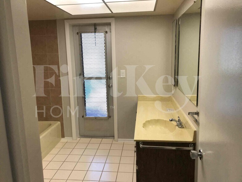 Building Photo - 3922 SE 2nd Ave