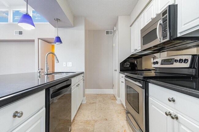 Building Photo - 5934 Sandhurst Ln