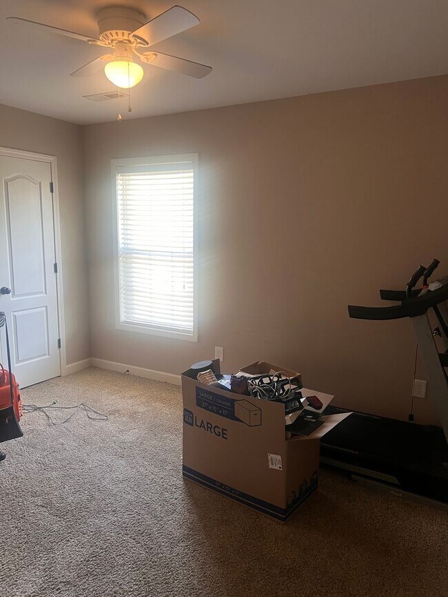 Building Photo - Four Bedroom Two Bath House