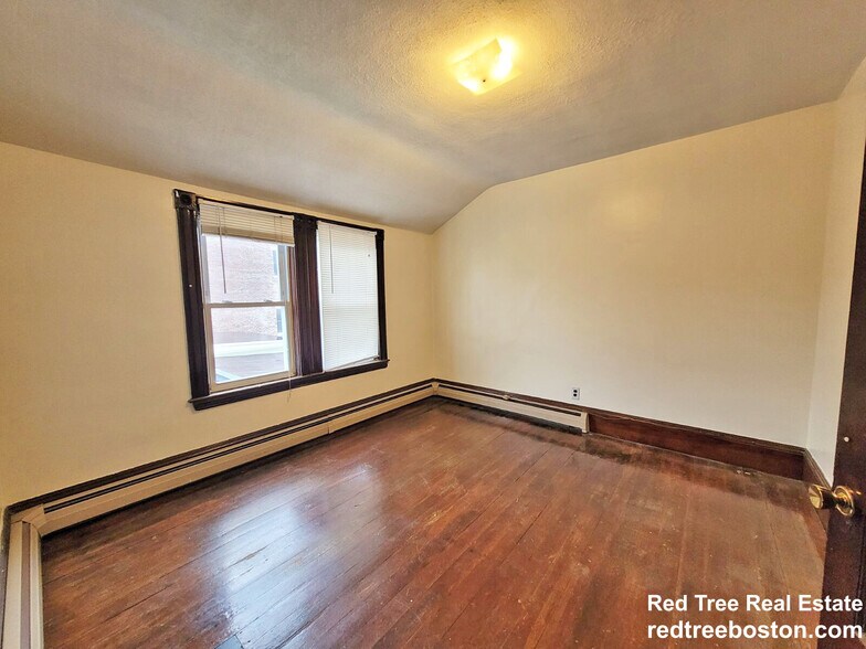 Building Photo - 168 Elm St