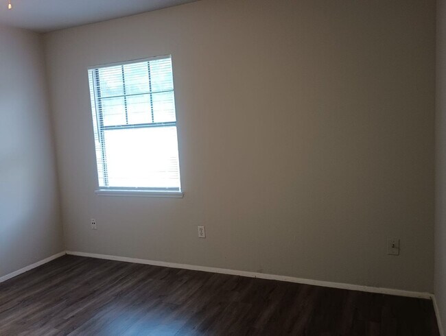 Building Photo - 3 bed / 1 bath home in Hockley - Move in R...