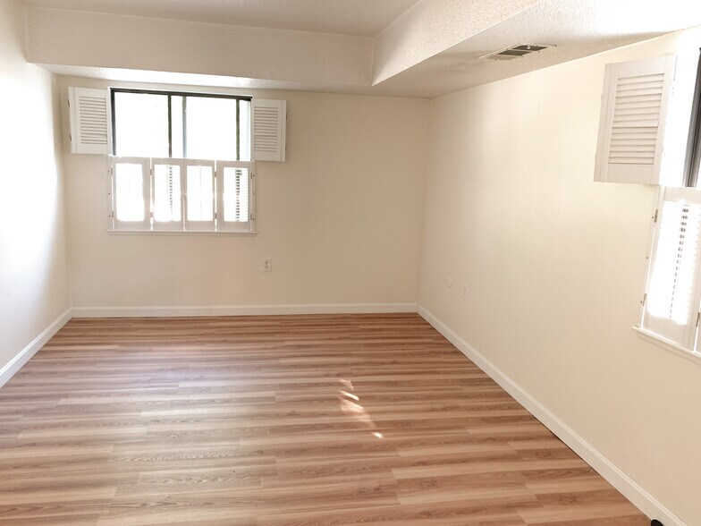 Building Photo - 7 Village Rock Ln