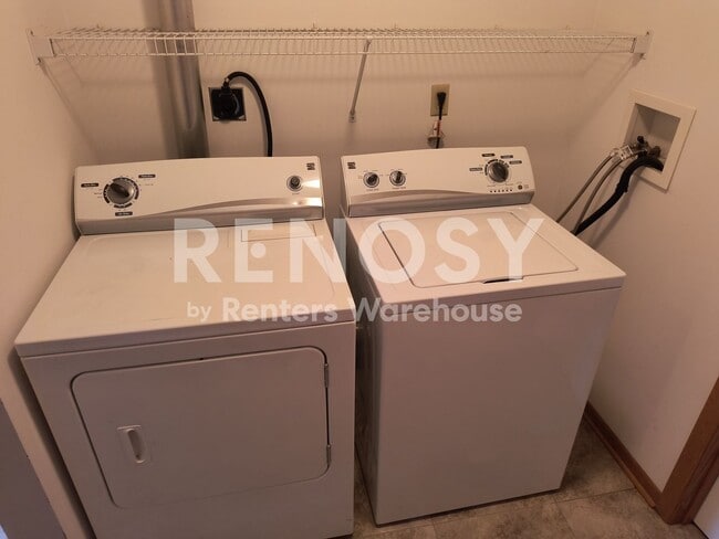 Building Photo - 4BD/2BA in Hopkins Available Now