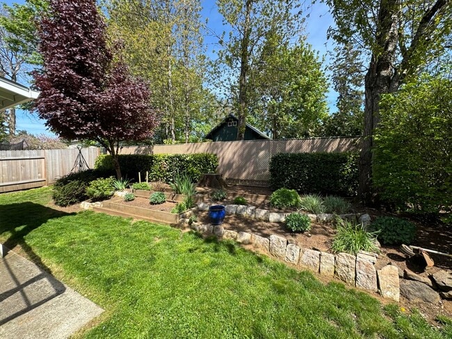 Building Photo - Three bedroom home with a bonus room and Air Conditioning - Built in 2000