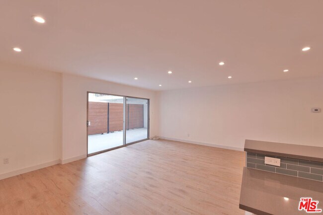 Building Photo - 136 S Palm Dr