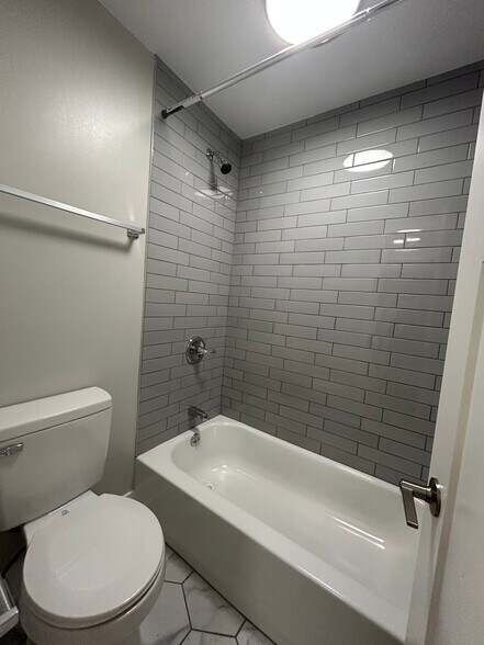 Building Photo - 1214 N La Salle Dr