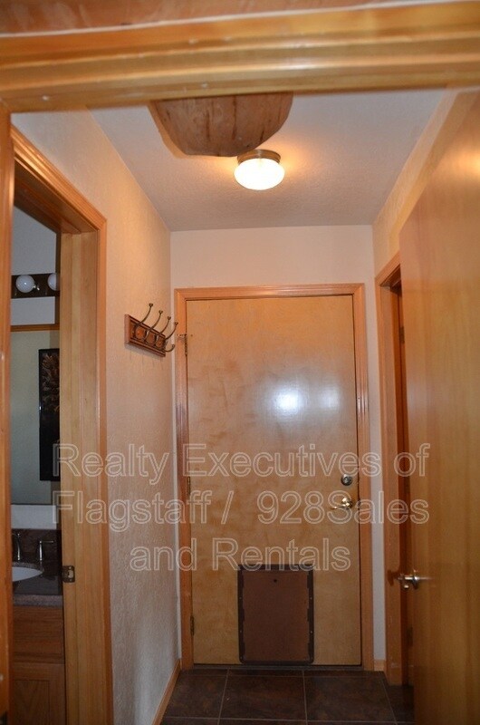 Building Photo - 1500 E Iris Trail