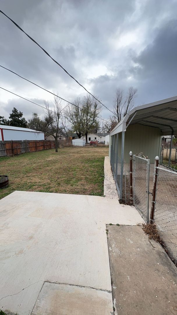 Building Photo - 2621 W Maine St