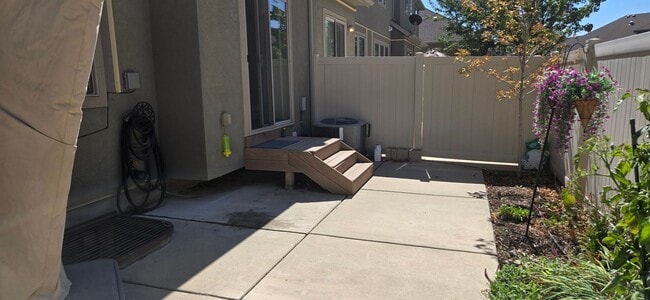 Building Photo - Pet Friendly Beautiful 3 Bed 3.5 Bath in R...
