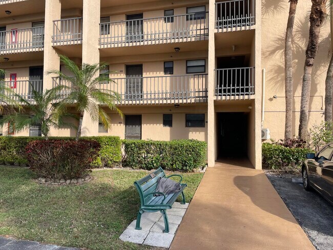 Building Photo - 4760 Lucerne Lakes Blvd