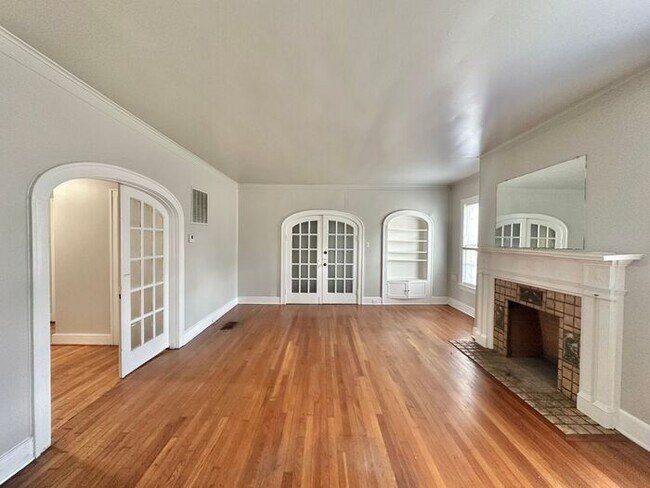Building Photo - Charming 1 Bedroom, 1-Bath Unit – Downstairs!