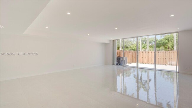 Building Photo - 933 NE 24th Ave