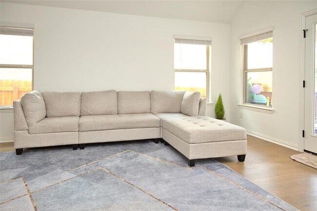 Building Photo - 1209 Cole Ests Dr