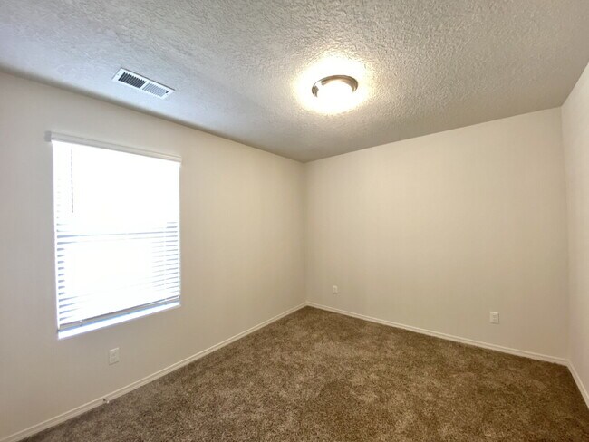 Building Photo - Enchanted Hills - 3BR/2Bath/Backyard Mountantain Views