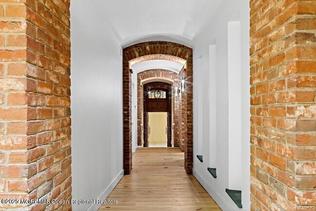 Building Photo - 18 Sheraton Ln