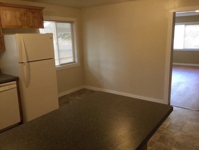 Building Photo - Westside 3 Bedroom House, New Kitchen, Paint, Flooring & Appliances, Attached Garage