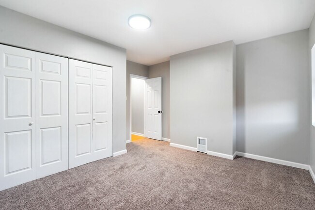 Building Photo - Renovated 2 Bed, 1.5 Bath Rowhome in Hazelwood - Central AC & Heat, Laundry - Available Now!