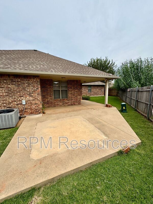 Building Photo - 916 Ethan Ln
