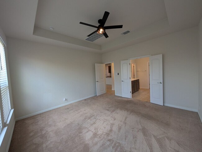 Building Photo - 4/2.5/2 with Large Game Room / Near Gruene...