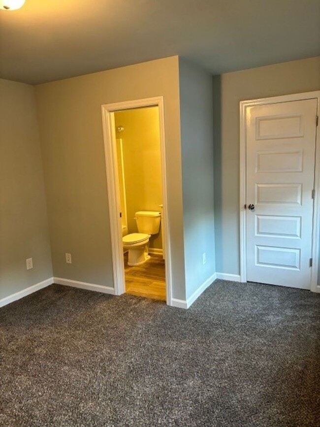 Building Photo - Beautiful 2 bedroom, 2.5 bath townhome Hol...