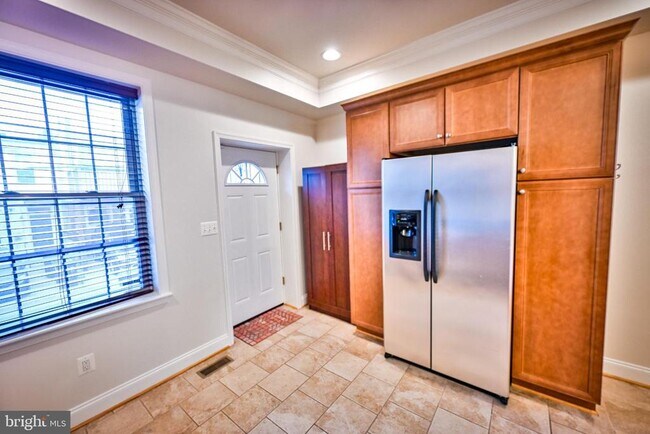 Building Photo - 263 S Ellwood Ave