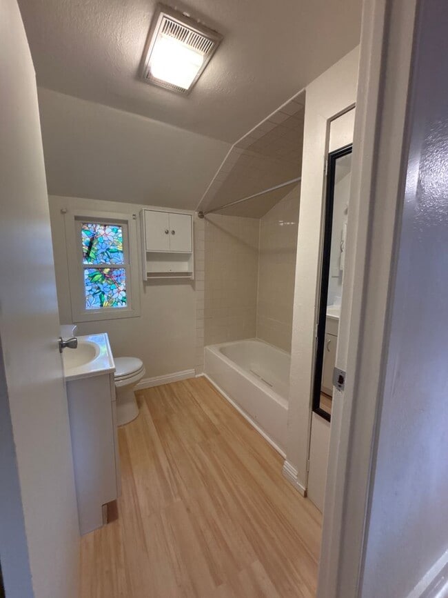 Building Photo - Central Roseville - 1 Bed, 1 Bath - New Flooring & Paint - Large Deck great for Entertaining! No ...