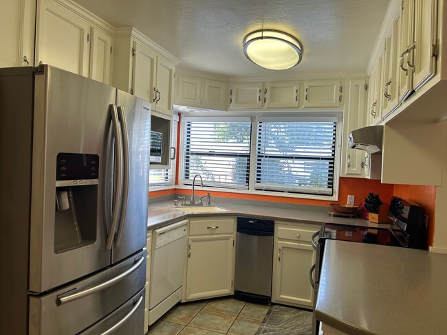 Building Photo - 2 bed, 1 bath, Bonus Room with Built-in Bar