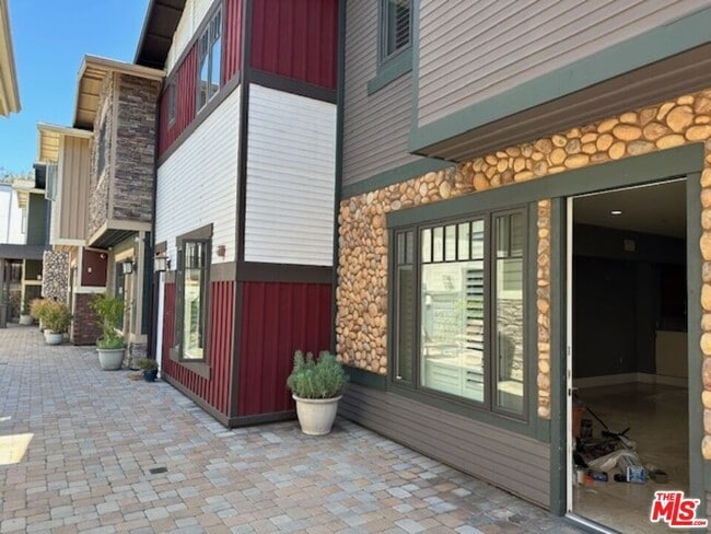 Building Photo - 2020 Holly Dr