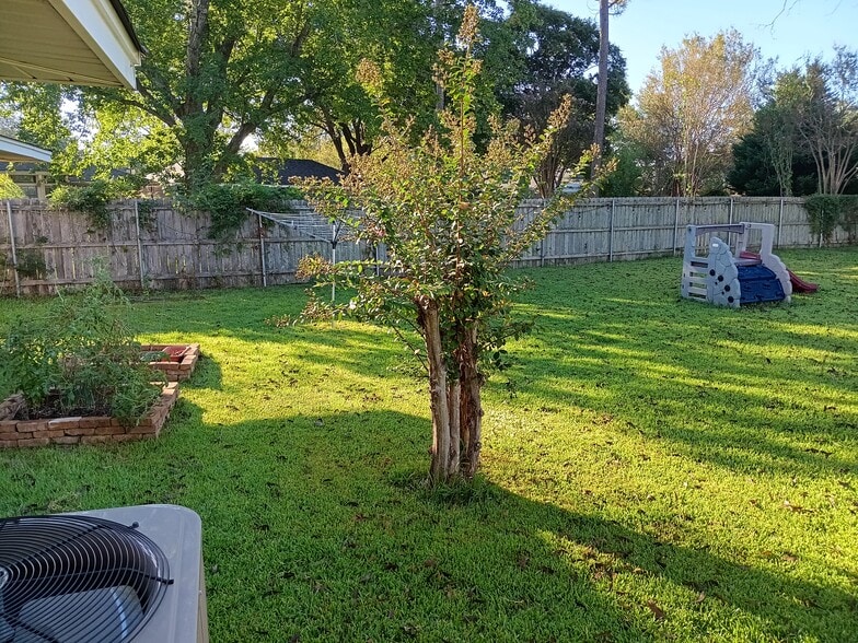 wooden fence along back left side - 2308 Wesley Cir