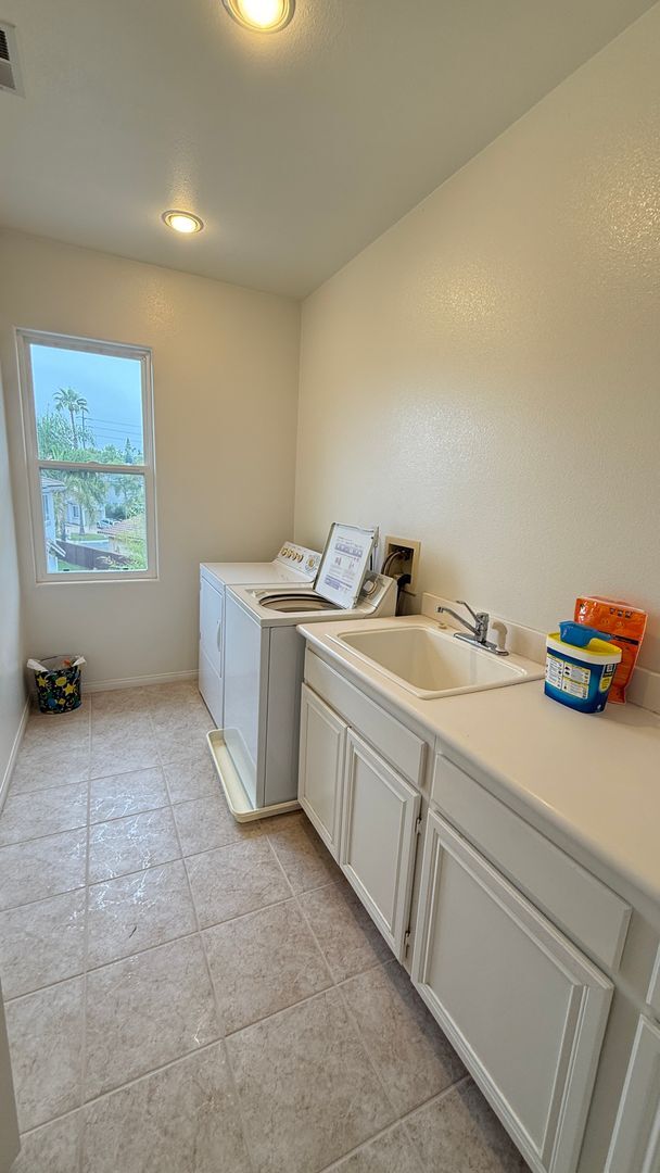 Building Photo - Spacious 4-Bedroom 3.5-Bath with Bonus Den...