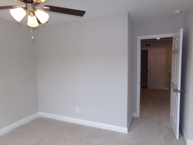 Building Photo - Welcome to Jacks Branch Townhomes – Modern Living in Hubert, NC!