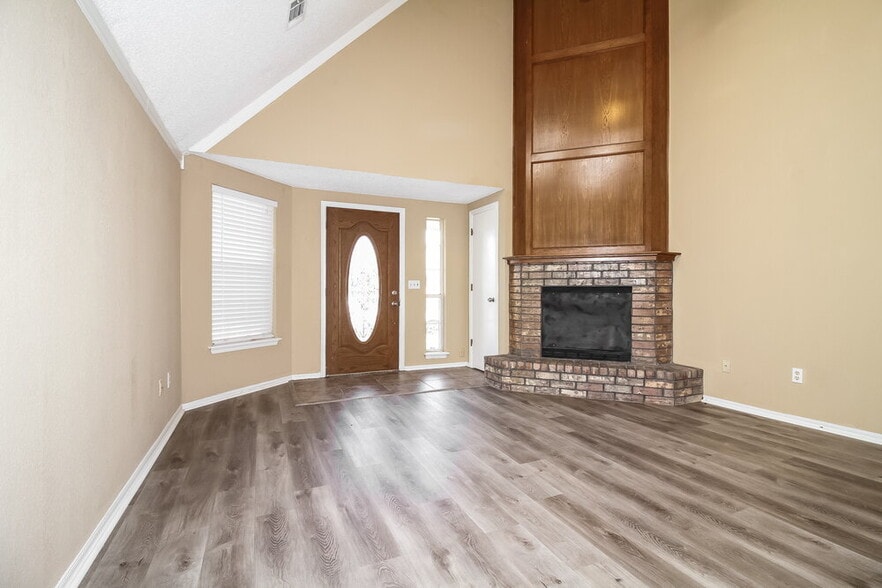 Building Photo - 2110 Westmore Dr