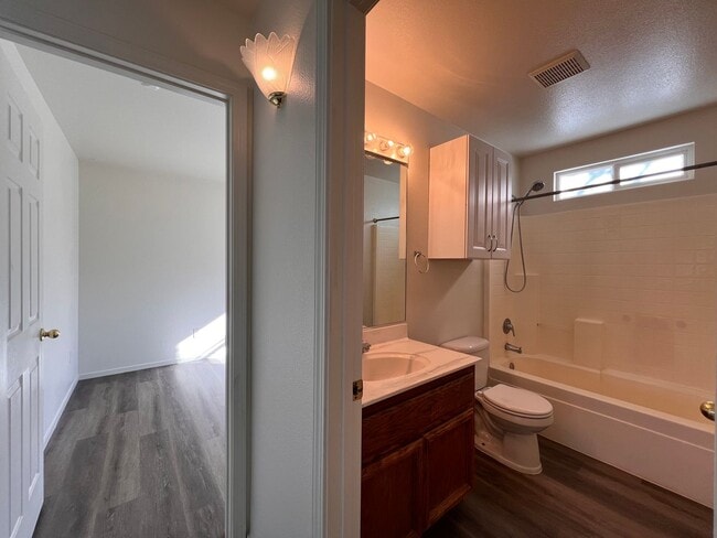 Building Photo - Cute 2 bedroom home located in Donner Trails!