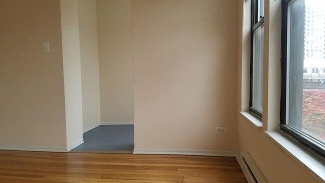 Building Photo - East Rogers Park One Bedroom *Income Guide...