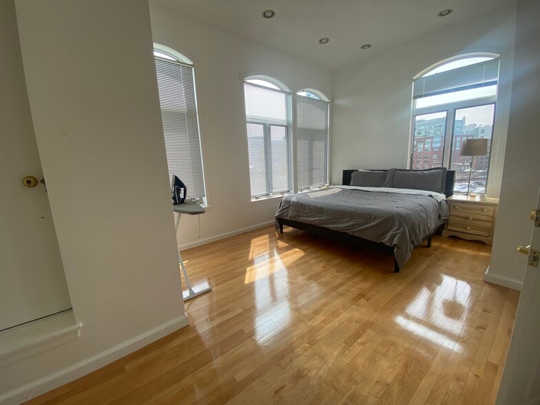 Building Photo - 21 Snow Hill St