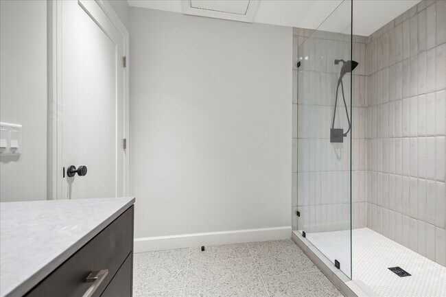 Building Photo - 10 S Briar Hollow Ln