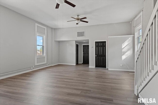 Building Photo - 201 E Main St