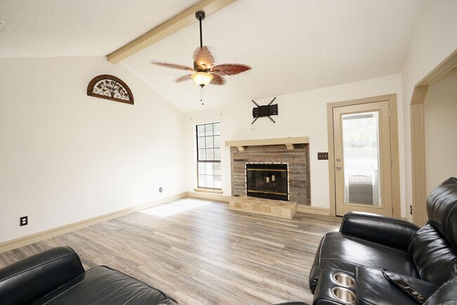Building Photo - 504 Miller Ln