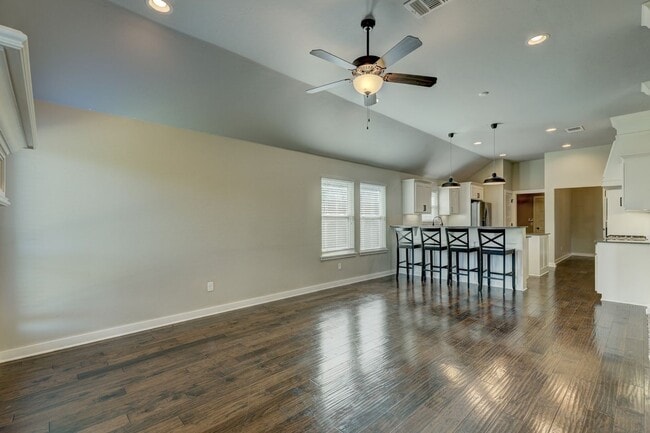 Building Photo - Desirable Home In Valencia Park!