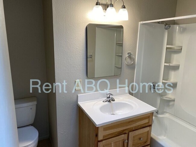 Building Photo - 1,100 sq ft 3 Bedroom, 1 Bath Family Home
