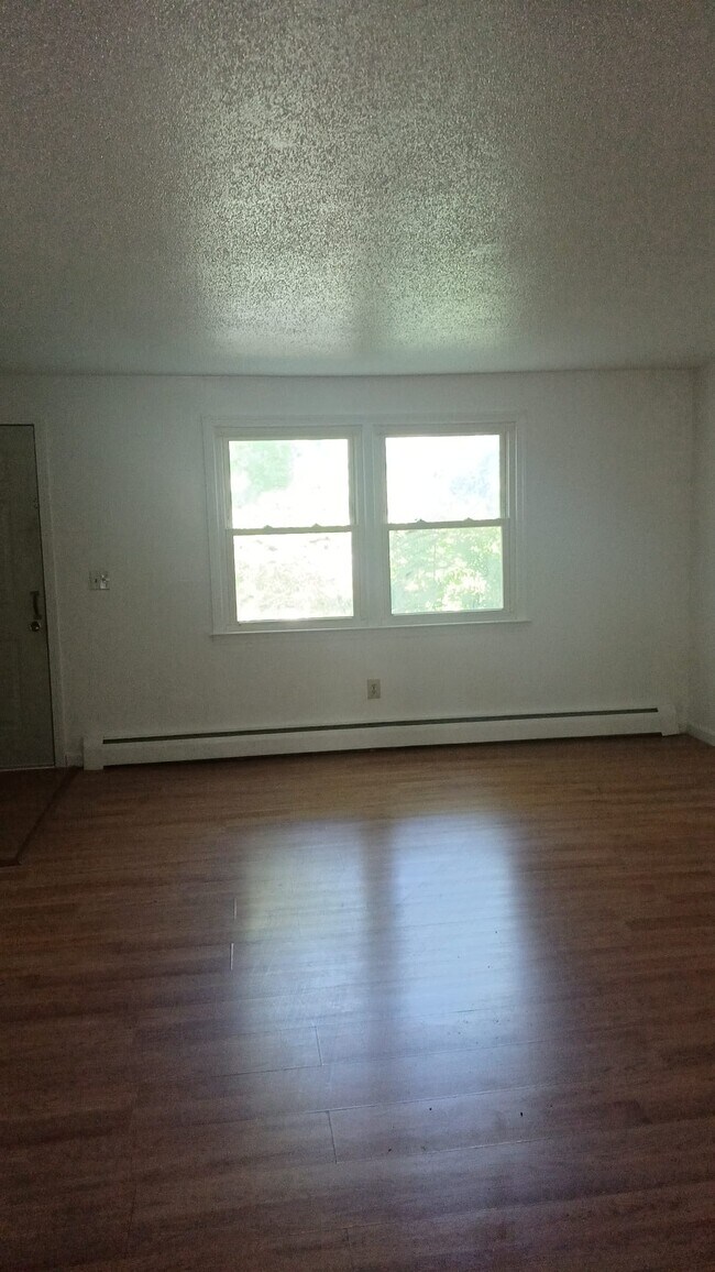 Building Photo - 82 Glen Eagle Dr