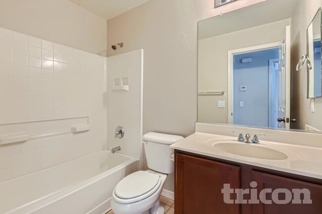 Building Photo - 886 W Desert Hills Dr