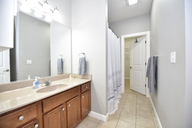 Building Photo - Charming 3 Bedroom, 2.5 Bathroom Home Fully Furnished in Benton Harbor Close to Lake Michigan and...