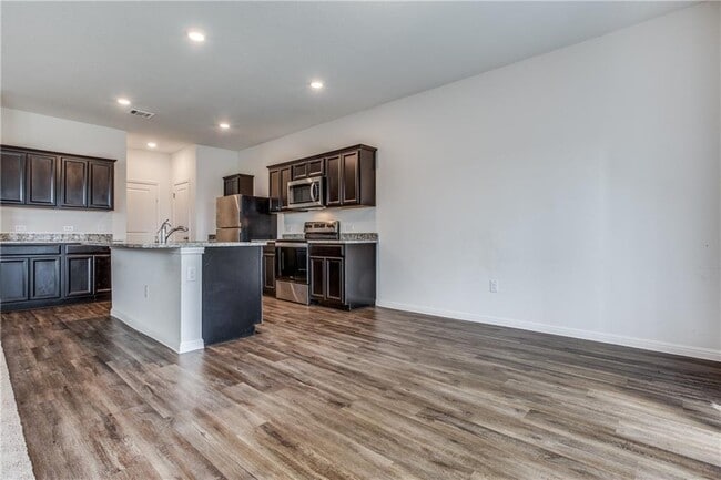 Building Photo - 509 Peony Ct